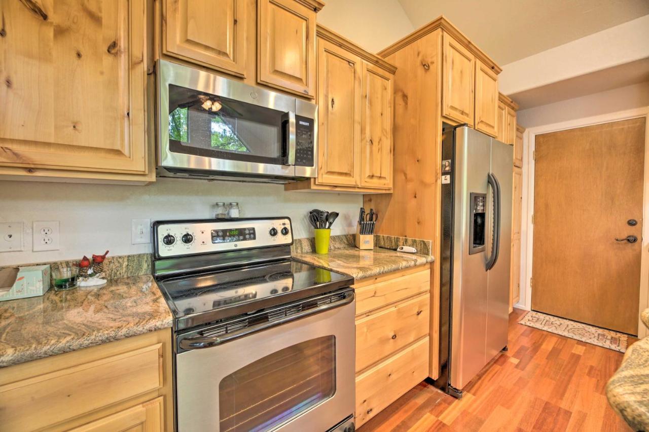 Lush Pinetop Retreat With Large Deck And Wooded Yard! Екстериор снимка